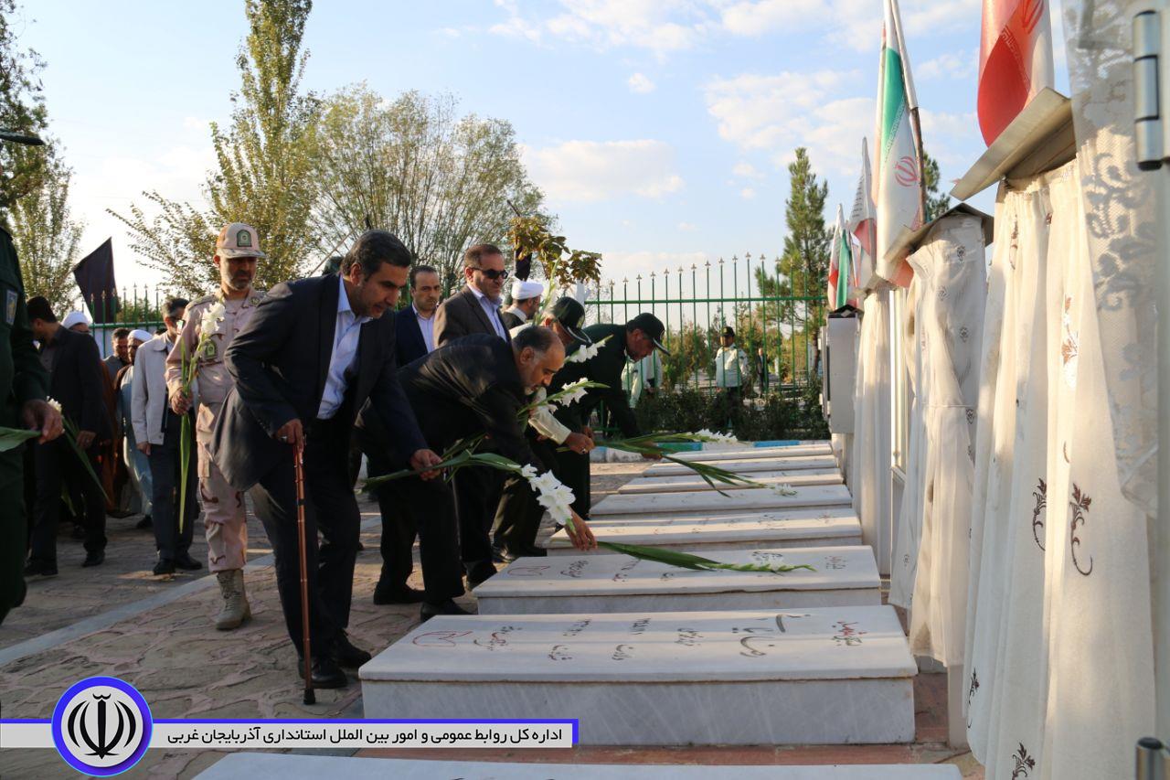 غبارروبی و گلباران مزار شهداء بمناسبت هفته نیروی انتظامی در شهرستان خوی