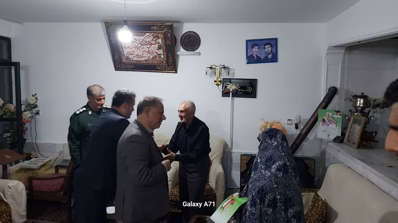 فرماندار خوی با خانواده شهیدان بهفر و حاجی قلیزاده دیدار کرد