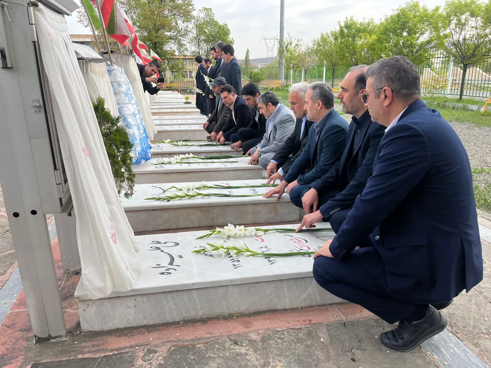 سرپرست فرمانداری خوی اولین روز کاری را در مزار شهدا آغاز کرد