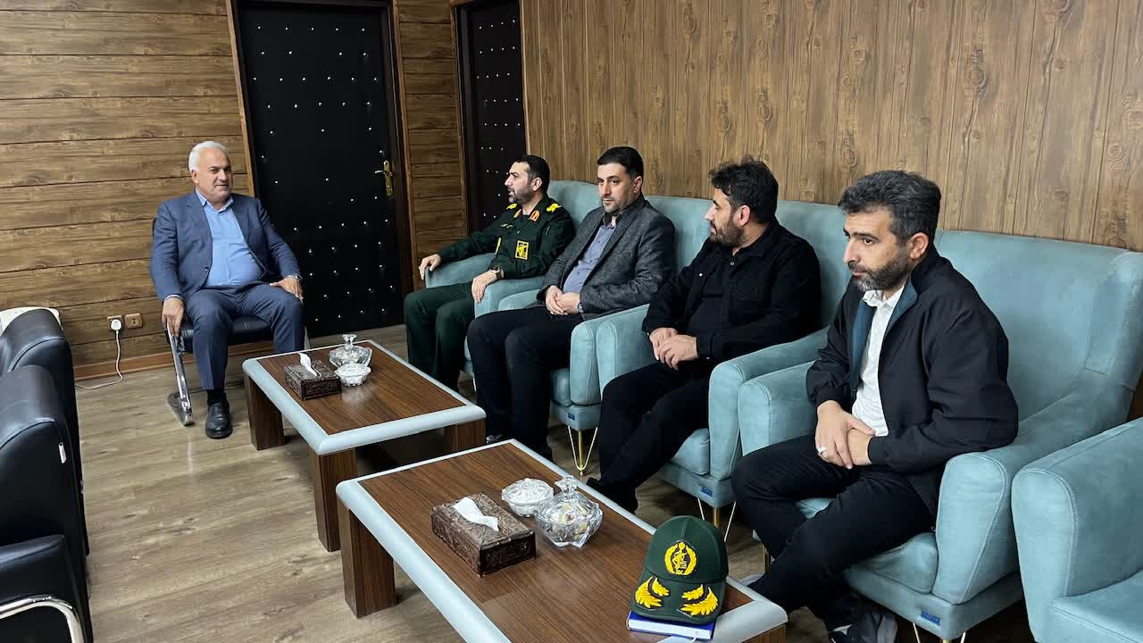 تجلیل از فرماندار ویژه خوی به پاس حمایت از توسعه ورزش و فوتبال شهرستان