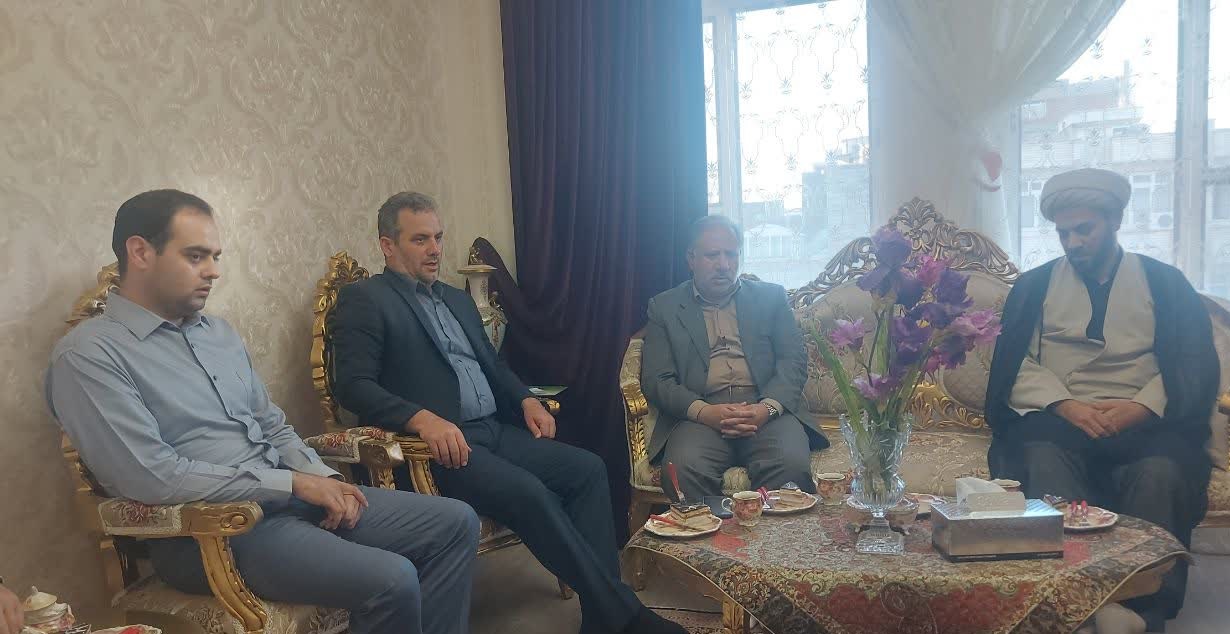 فرماندار خوی با خانواده شهیدان بهفر و حاجی قلیزاده دیدار کرد