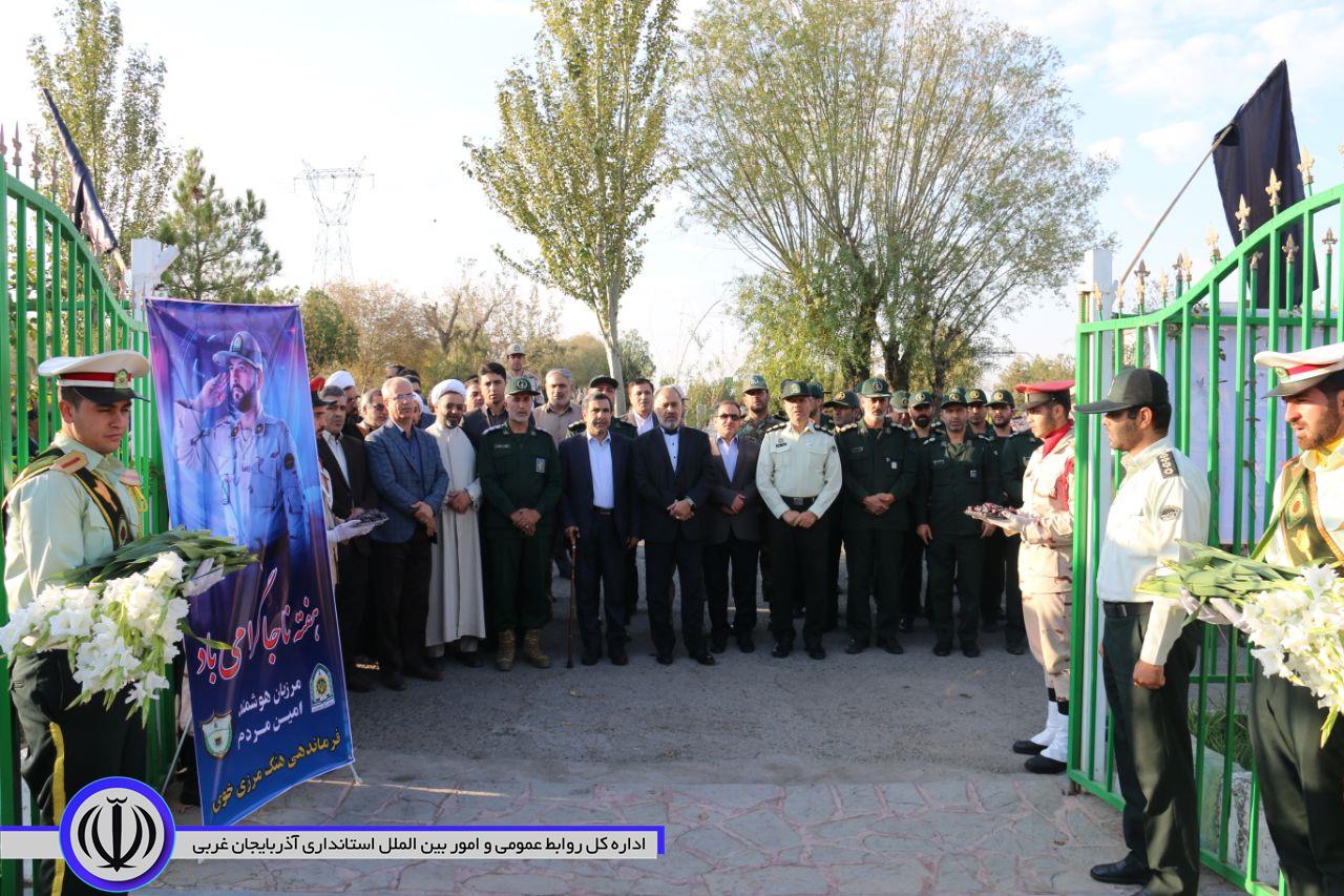 غبارروبی و گلباران مزار شهداء بمناسبت هفته نیروی انتظامی در شهرستان خوی