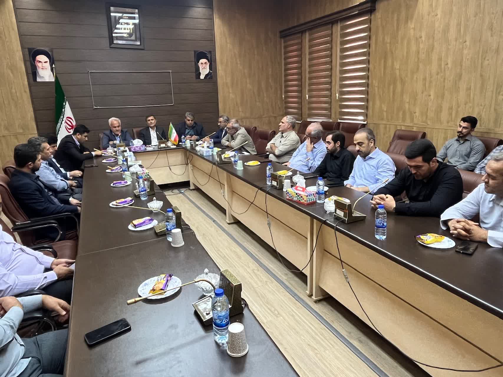 نشست صمیمی کارکنان فرمانداری و بخشداریهای تابعه با مسئولان استانی در خوی