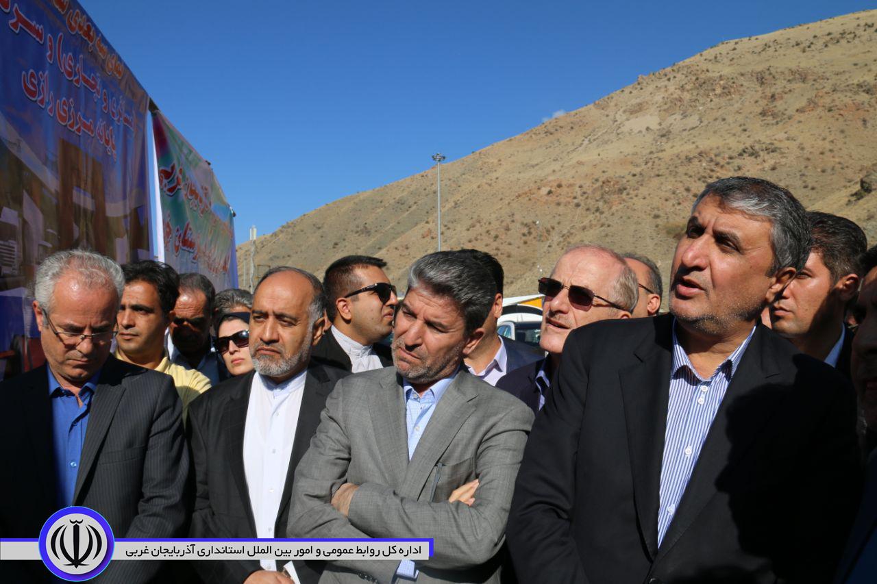 بازدید وزیر راه و شهرسازی، رئیس سازمان راهداری و حمل و نقل جاده ای کشور و استاندار آذربایجان غربی از مرز رازی