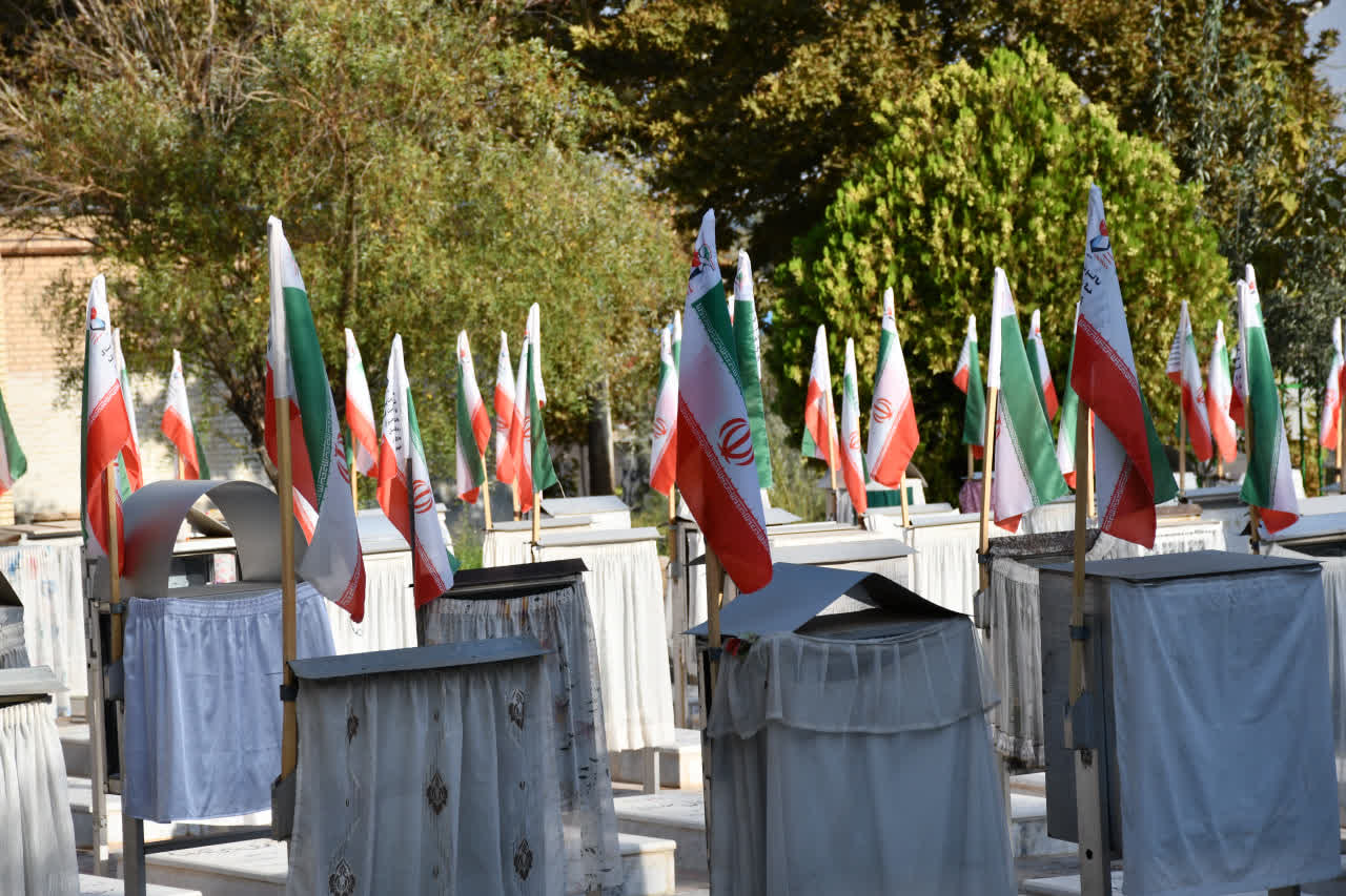 عطر افشانی و گلباران مزار مطهر شهداء شهرستان خوی در هفته دولت با حضور سرپرست فرمانداری ویژه