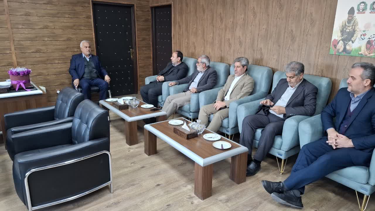 تأکید فرماندار ویژه خوی و مدیرکل بنیاد شهید و امور ایثارگران استان بر ارتقای خدمات‌رسانی به خانواده‌های معظم شهدا