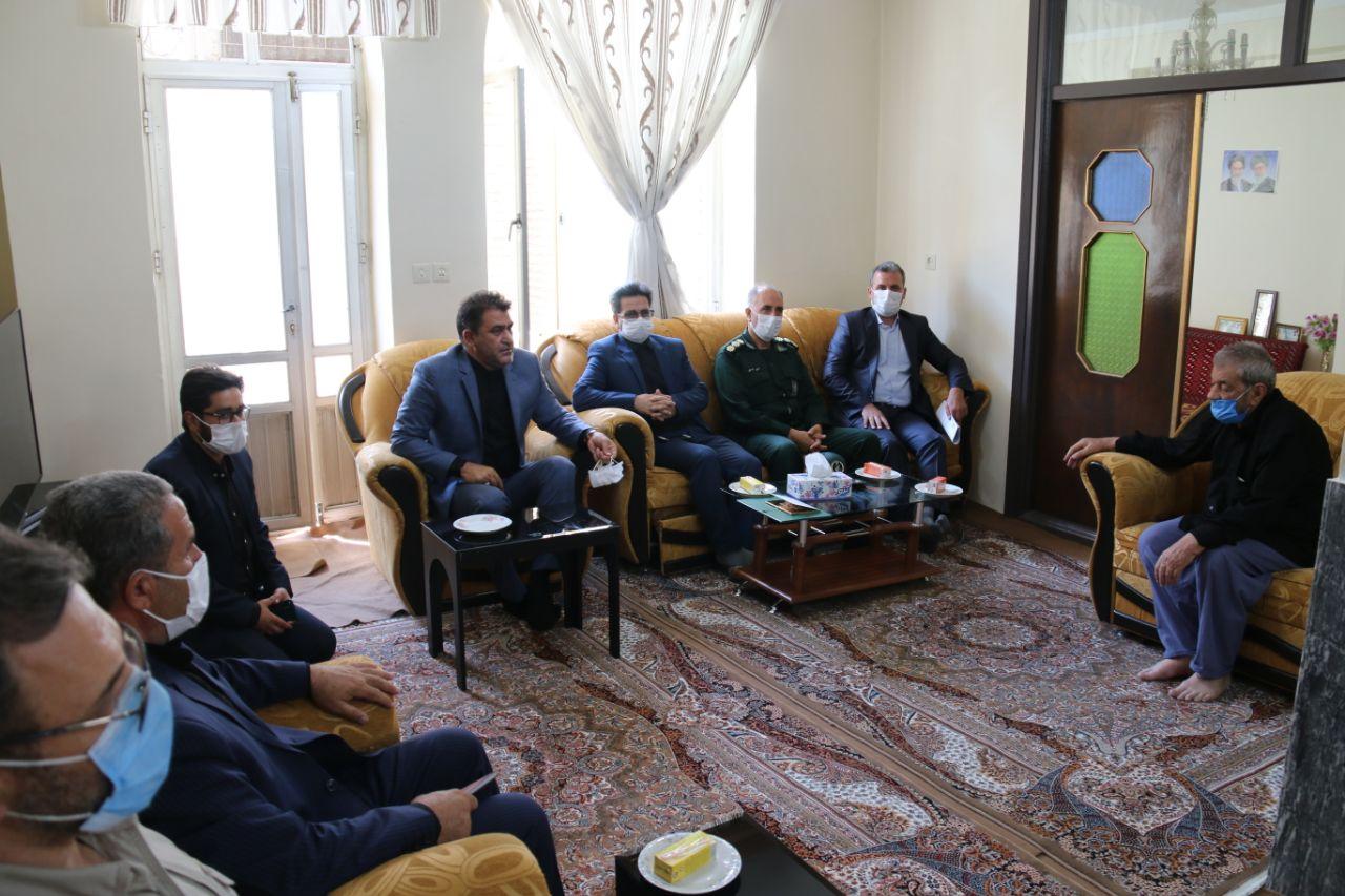 بمناسبت هفته دولت: دیدار سرپرست فرمانداری شهرستان خوی و نماینده مردم در مجلس با پدر شهید علی اصغر زینالی سابق و صفر کاظم زاده جانباز 70 درصد