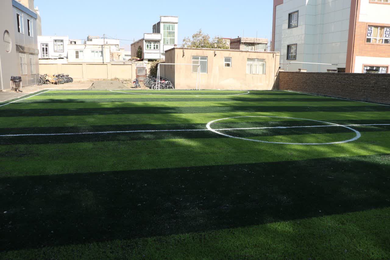 افتتاح یک باب چمن مصنوعی درون مدرسه ای در دبیرستان مرحوم حکیمی خوی