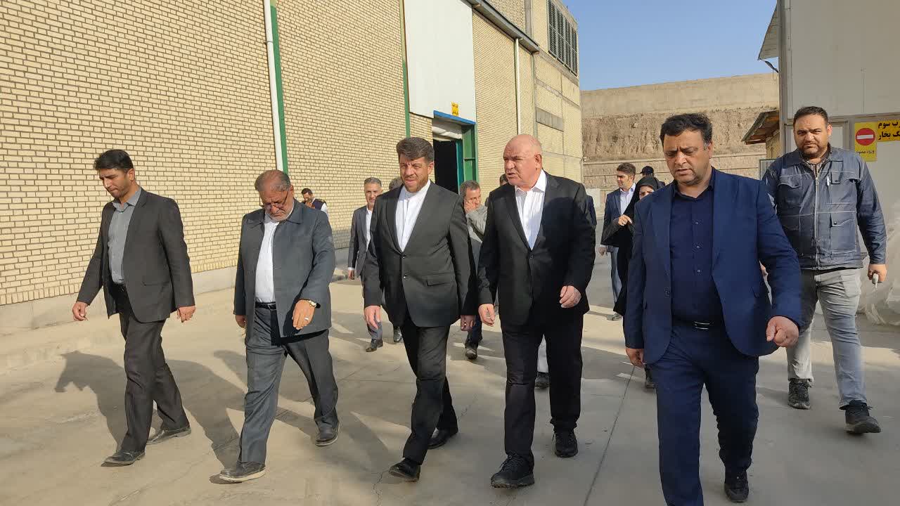 بازدید معاون وزیر کار از کارخانجات نساجی خوی
