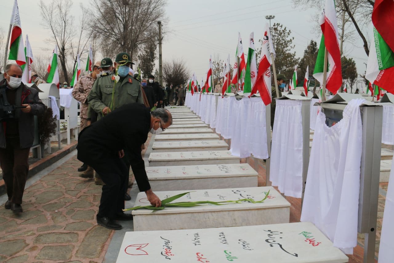 تجدید میثاق فرماندار و مسئولان شهرستان خوی با آرمانهای شهدای انقلاب اسلامی و هشت سال دفاع مقدس به مناسبت دهه فجر
