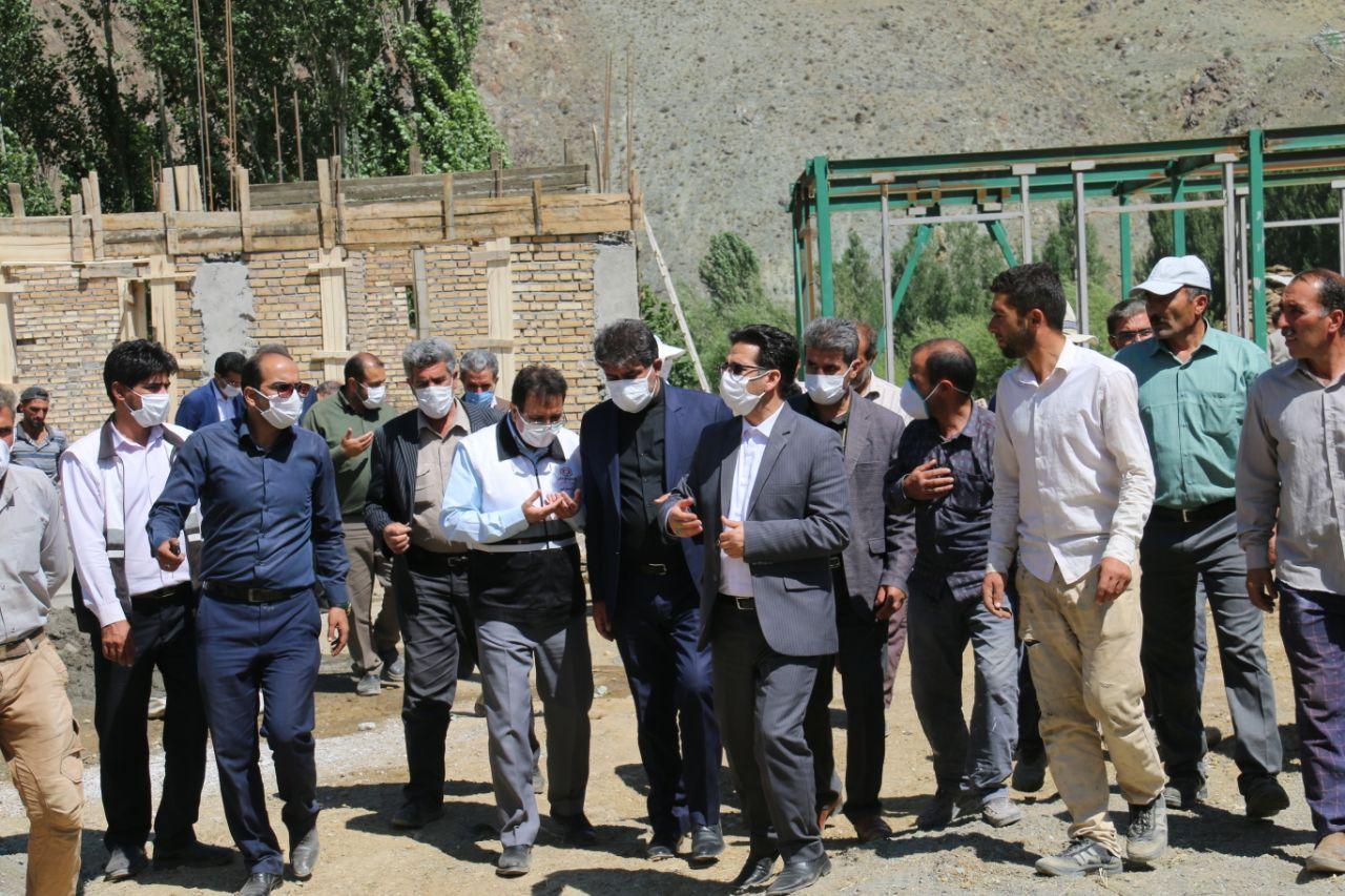 بازدید تیموری سرپرست فرمانداری، نجف زاده نماینده مردم در مجلس و بدلی مدیرکل بنیاد مسکن از کارگاه تامین مصالح ساختمانی و روند بازسازی واحدهای مسکونی تخریب شده روستاهای زلزله زده بخش قطور