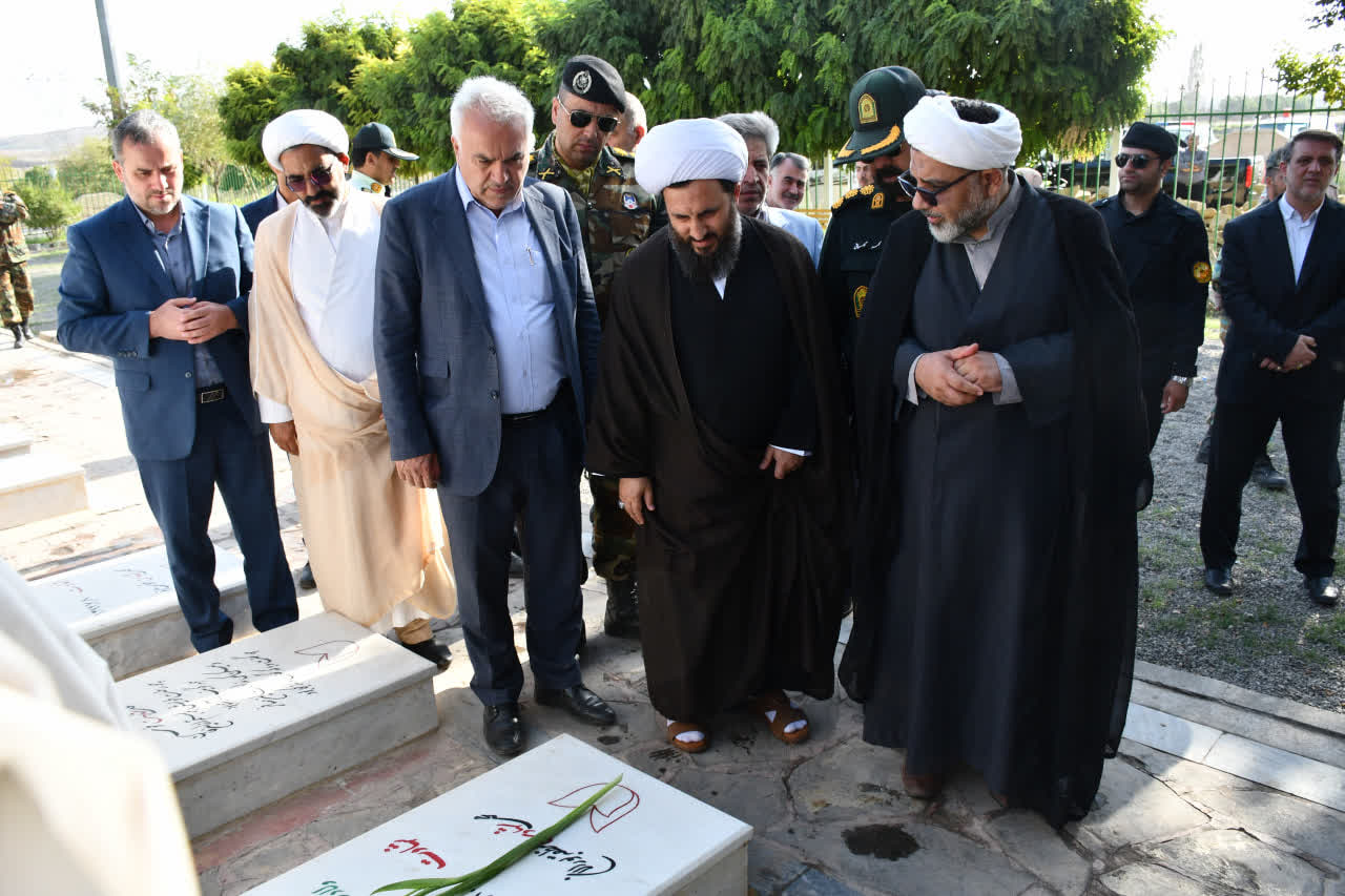 عطر افشانی و گلباران مزار مطهر شهداء شهرستان خوی در هفته دولت با حضور سرپرست فرمانداری ویژه