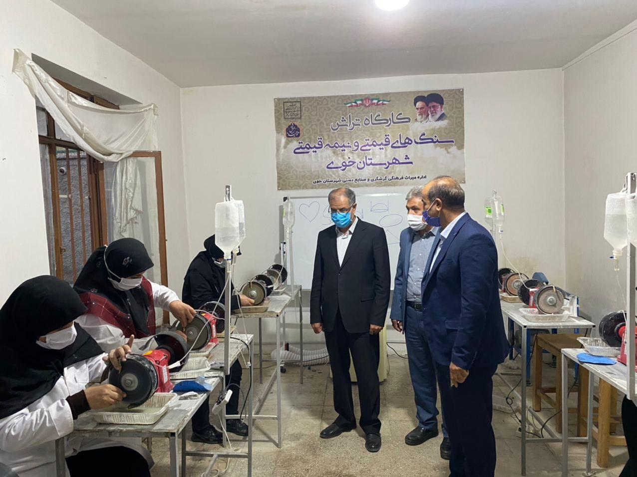بازدید فرماندار شهرستان خوی از کارگاه تراش سنگ های قیمتی