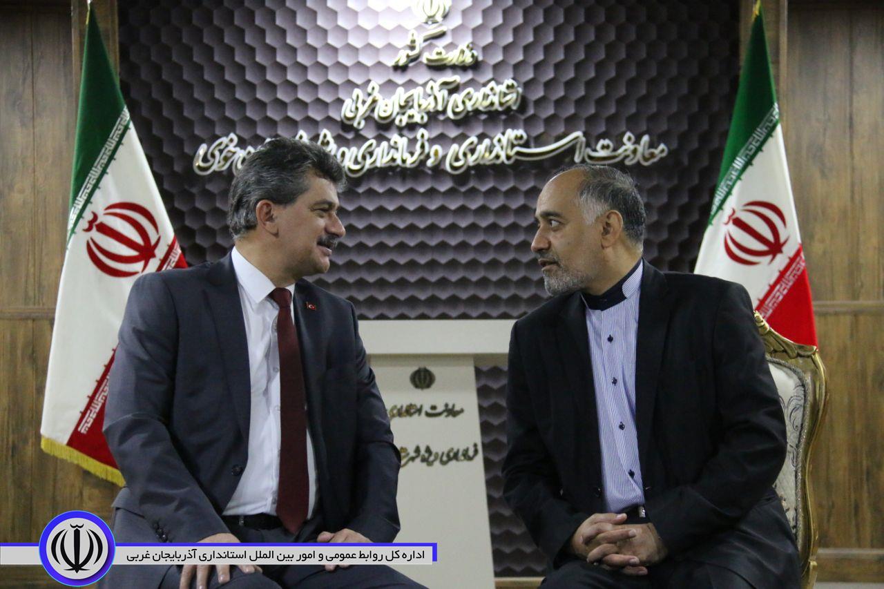 امضاء دفتر یادبود فرمانداری شهرستان خوی توسط سفیر ترکیه در ایران