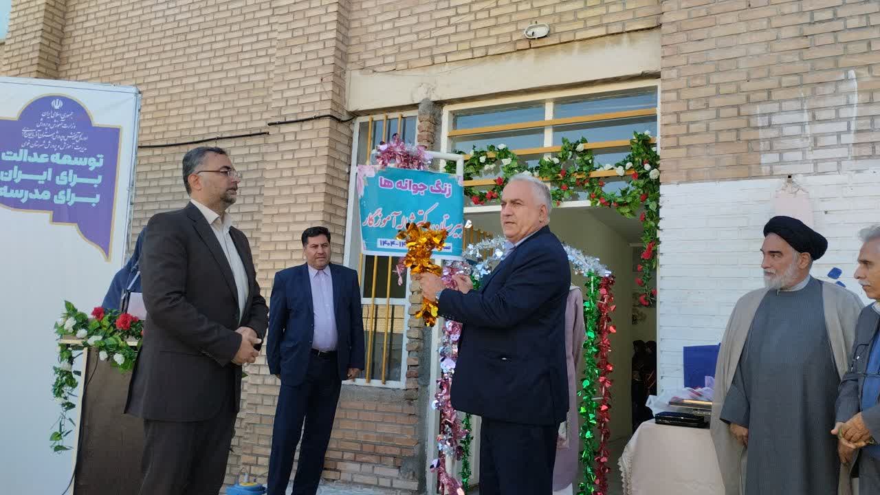 جشن «جوانهها» در دبیرستان ژاله آموزگار خوی برگزار شد