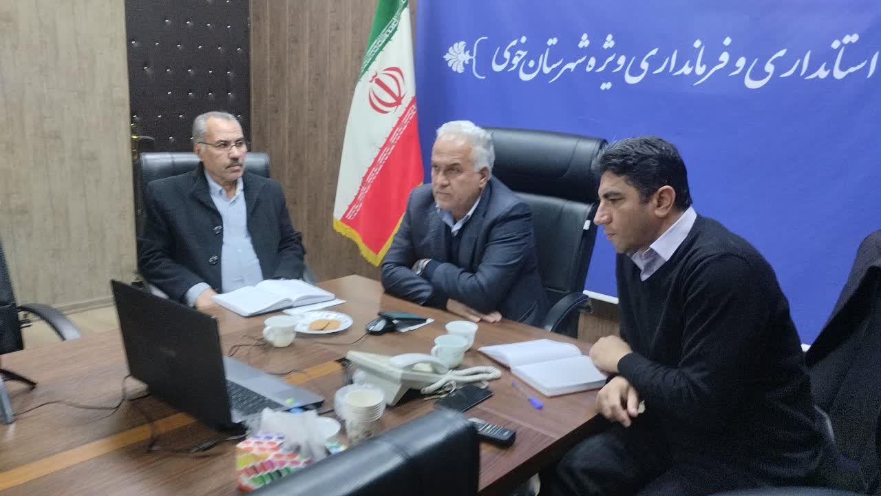 حضور’ غلامحسین آزاد’ فرماندار ویژه شهرستان خوی در جلسه ستاد سرمایه‌گذاری استان با محوریت مرز به ریاست استاندار آذربایجان غربی بصورت وبیناری