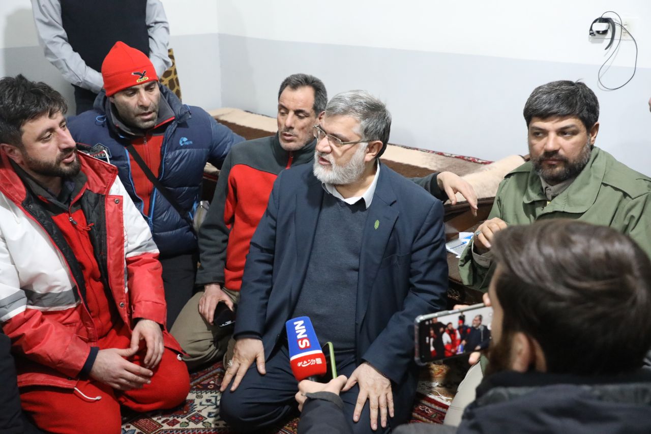آلبوم تصویری/ بازدید شبانه استاندار آذربایجانغربی از اردوگاه و کمپ های اسکان اضطراری زلزله زدگان خوی