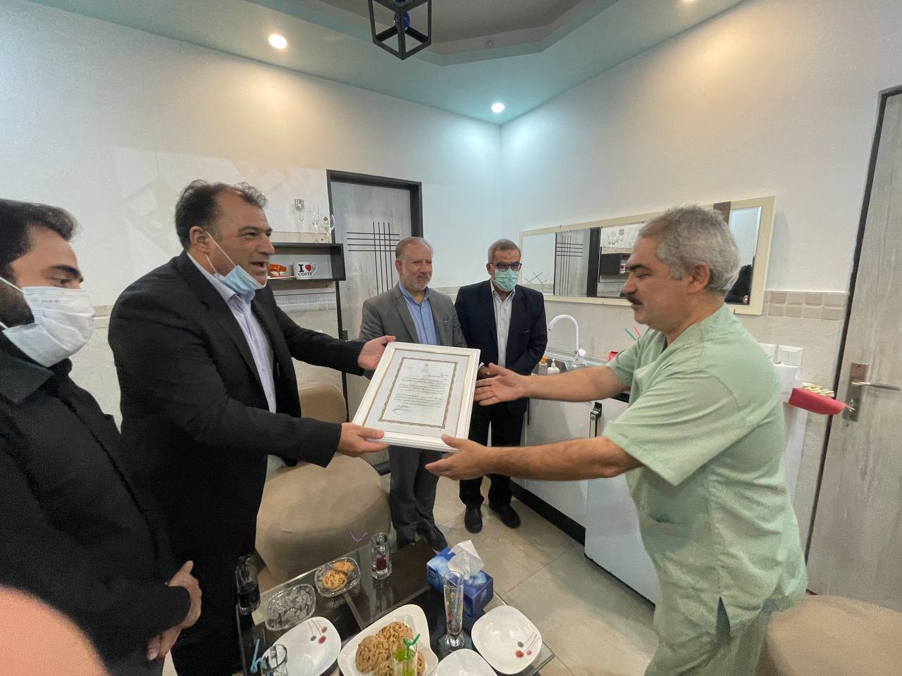 تجلیل فرماندار از تنی چند از پزشکان خویی