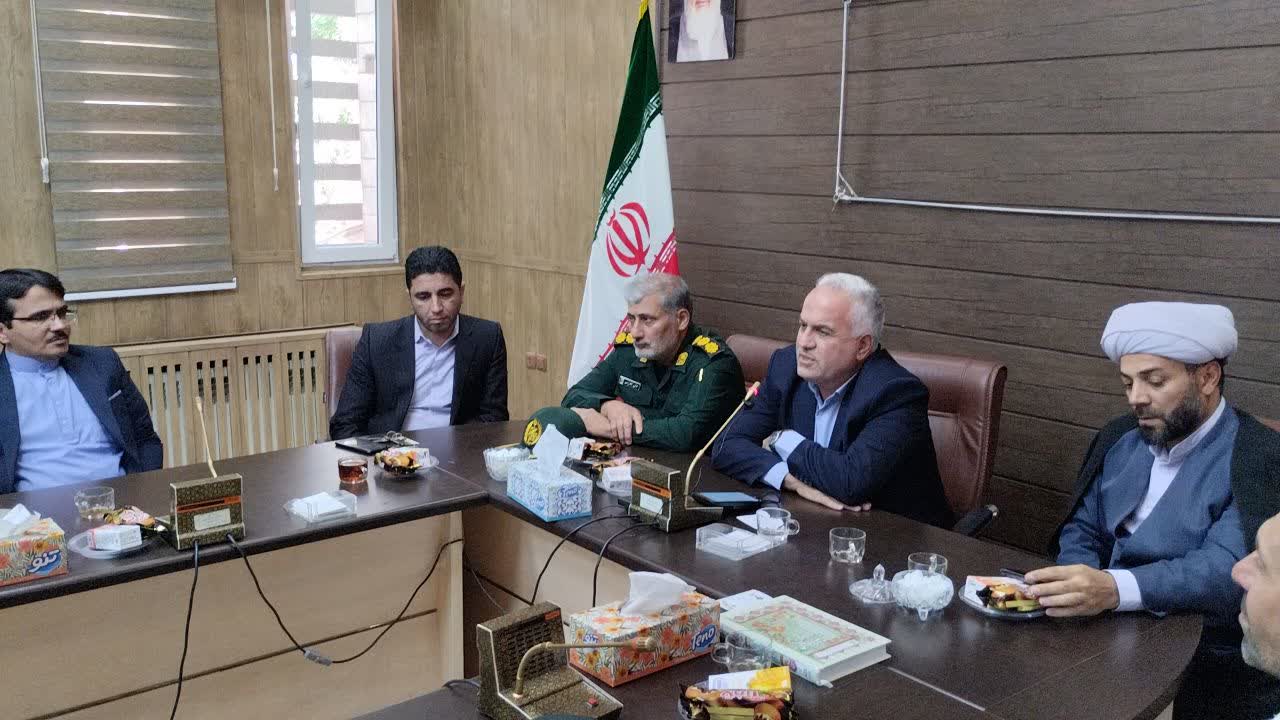 تجلیل فرماندار خوی از رزمنده دفاع مقدس احمد پندند در بخش قطور