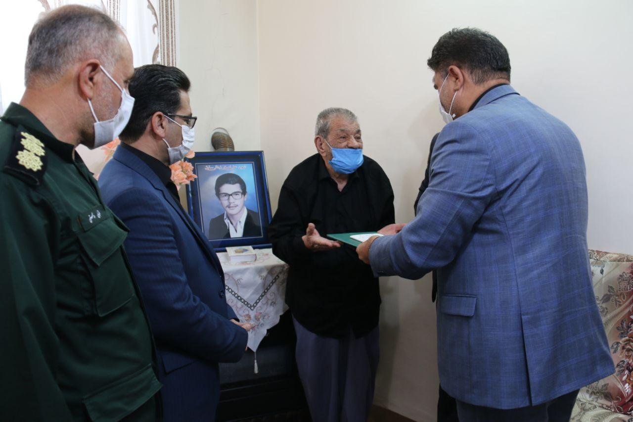بمناسبت هفته دولت: دیدار سرپرست فرمانداری شهرستان خوی و نماینده مردم در مجلس با پدر شهید علی اصغر زینالی سابق و صفر کاظم زاده جانباز 70 درصد
