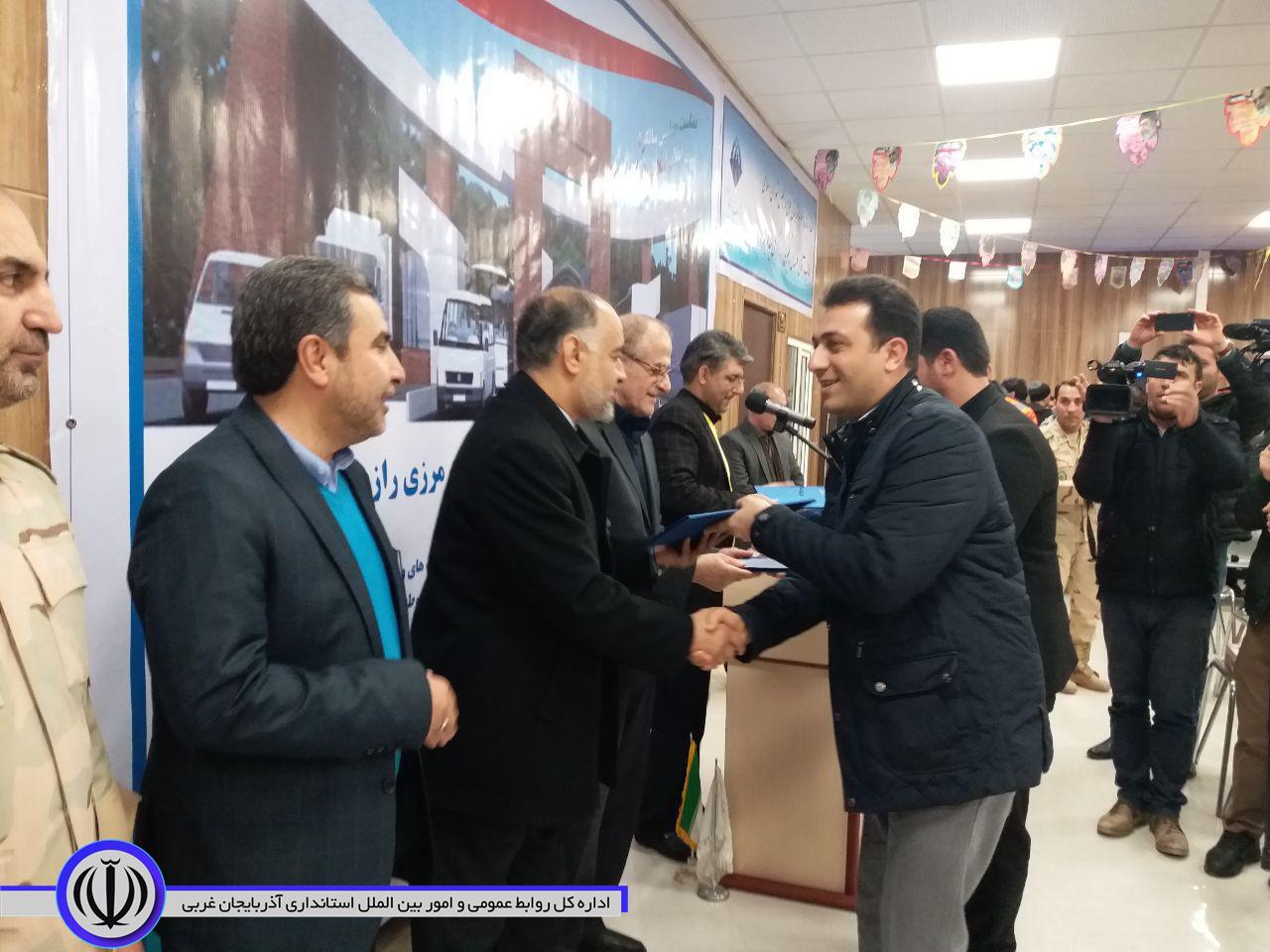 فاز دوم عملیات اجرایی پایانه رازی خوی با اعتبار ۲۲۰ میلیارد ریال با حضور معاون وزیر راه و شهرسازی کلنگ زنی شد