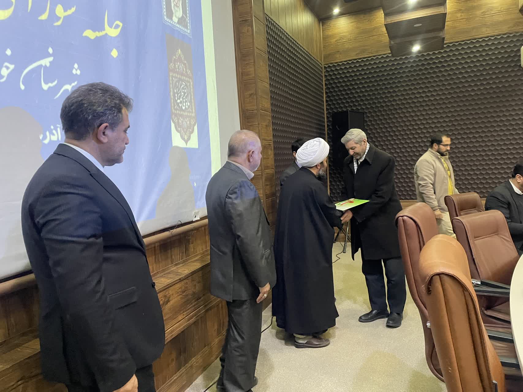 تجلیل از 7 مدیر و 2 ایثارگر در جلسه شورای اداری خوی