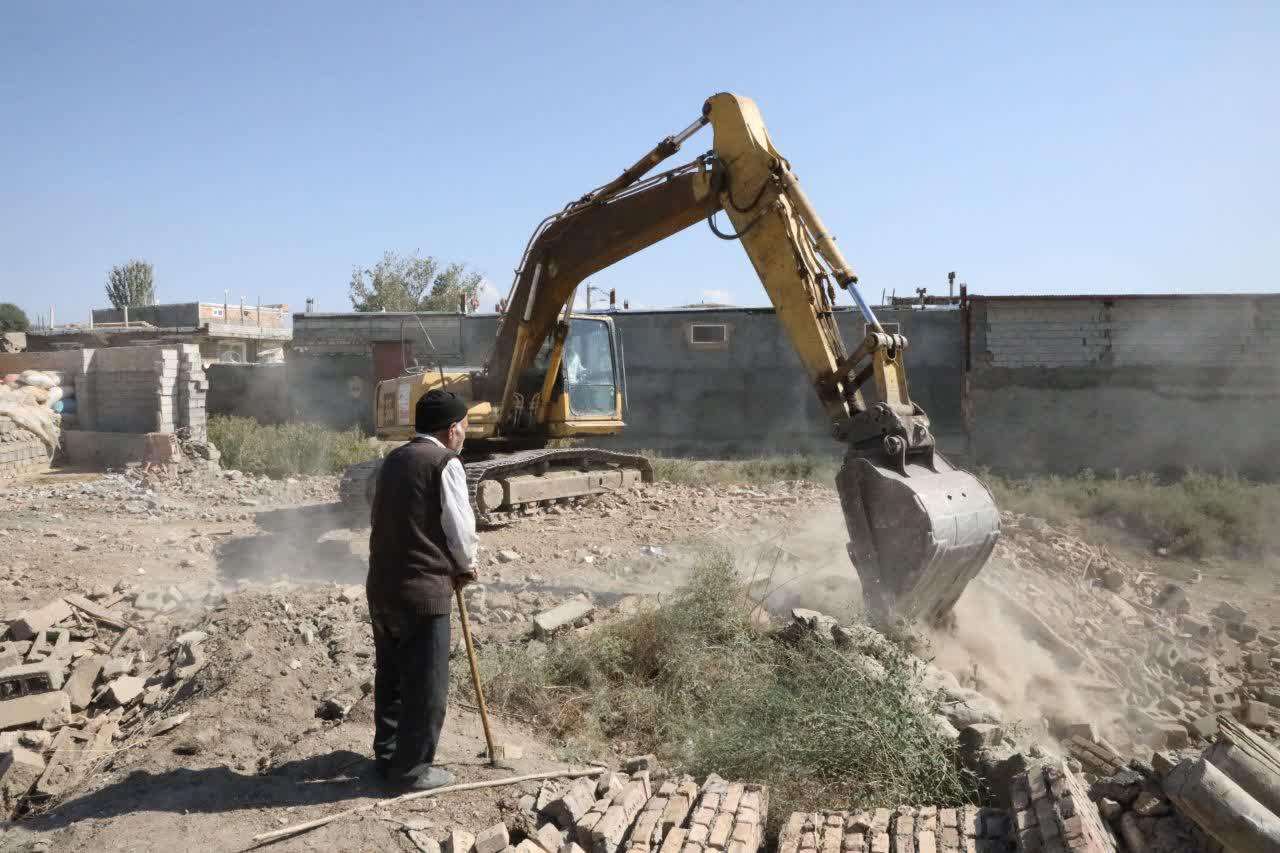 بازدید میدانی استاندار آذربایجان غربی از روند آواربردای مناطق زلزله زده خوی