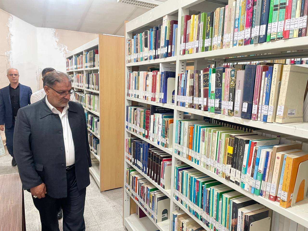 بازدید فرماندار از کتابخانه عمومی 15 خرداد خوی