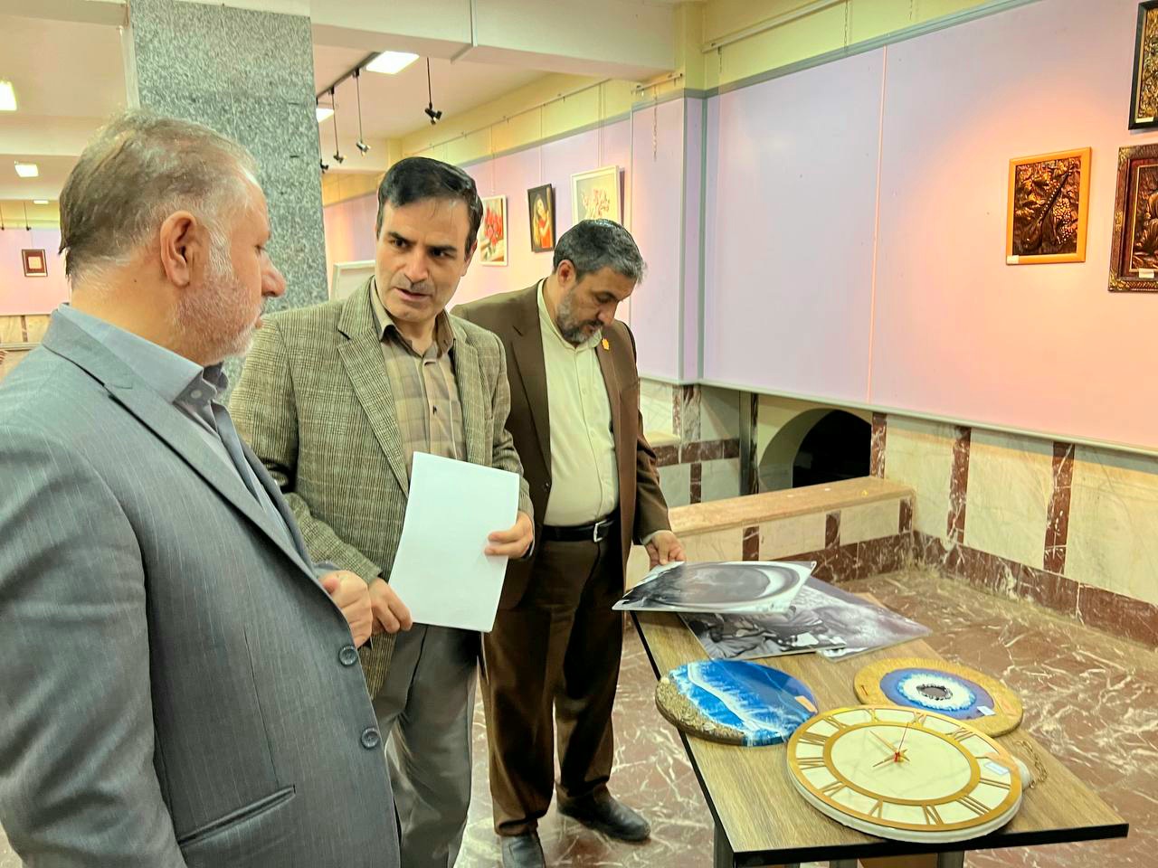 بازدید فرماندار ویژه شهرستان خوی از نمایشگاه آثار دبیران هنرمند