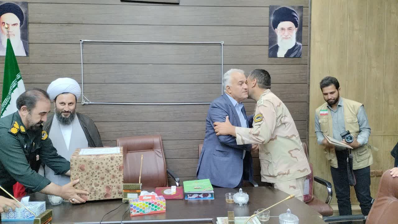 تجلیل از فرماندار خوی به مناسبت هفته دولت