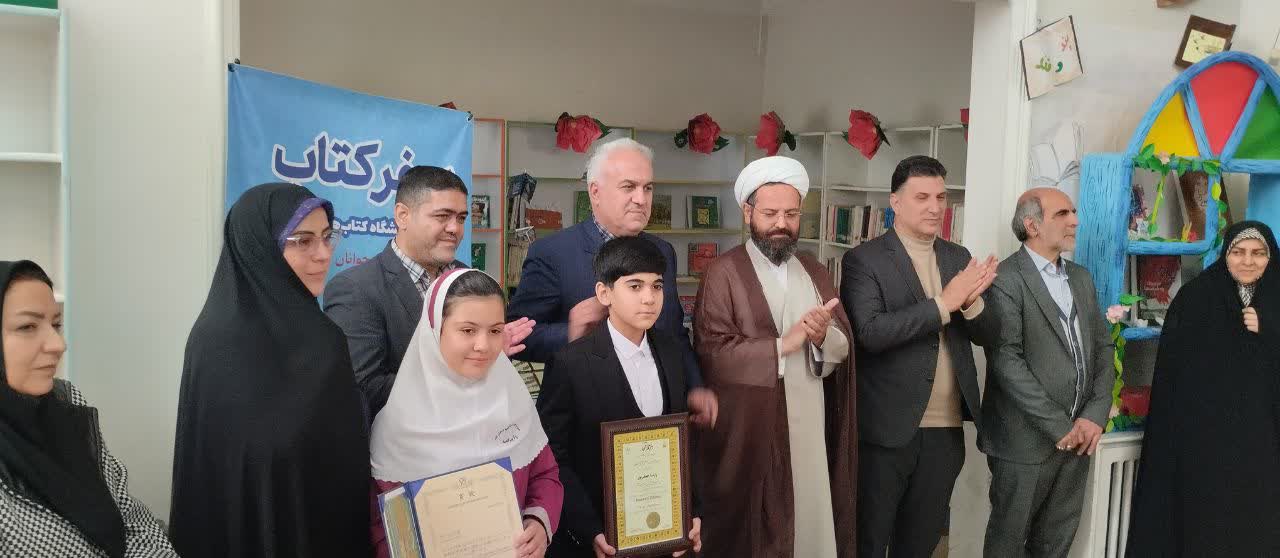 100 عنوان کتاب حسی و لمسی برای کودکان نابینا و کمبینا در خوی عرضه شد