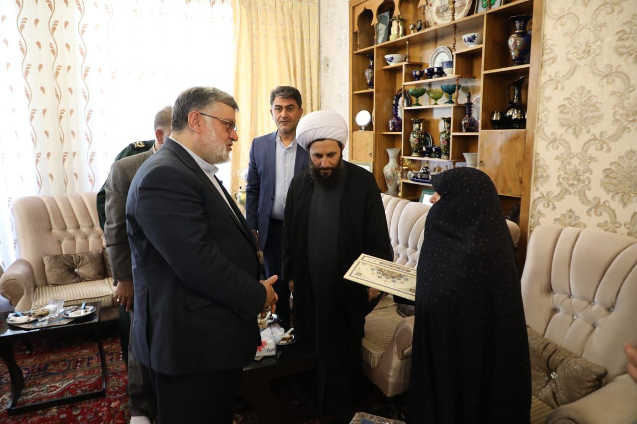 دیدار استاندار آذربایجان غربی با خانواده معزز شهید هاشم حاج ابراهیمی