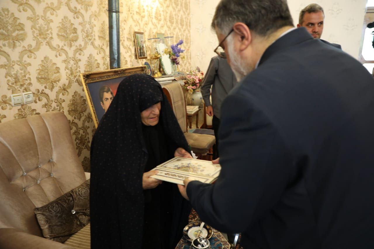 دیدار استاندار آذربایجان غربی با خانواده معزز شهید هاشم حاج ابراهیمی