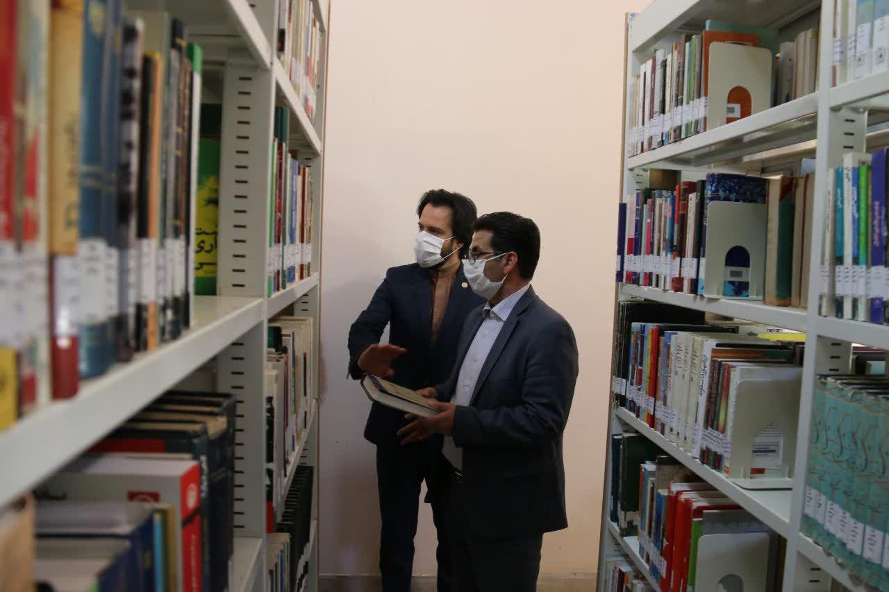 بازدید سرپرست فرمانداری شهرستان خوی از کتابخانه مرکزی