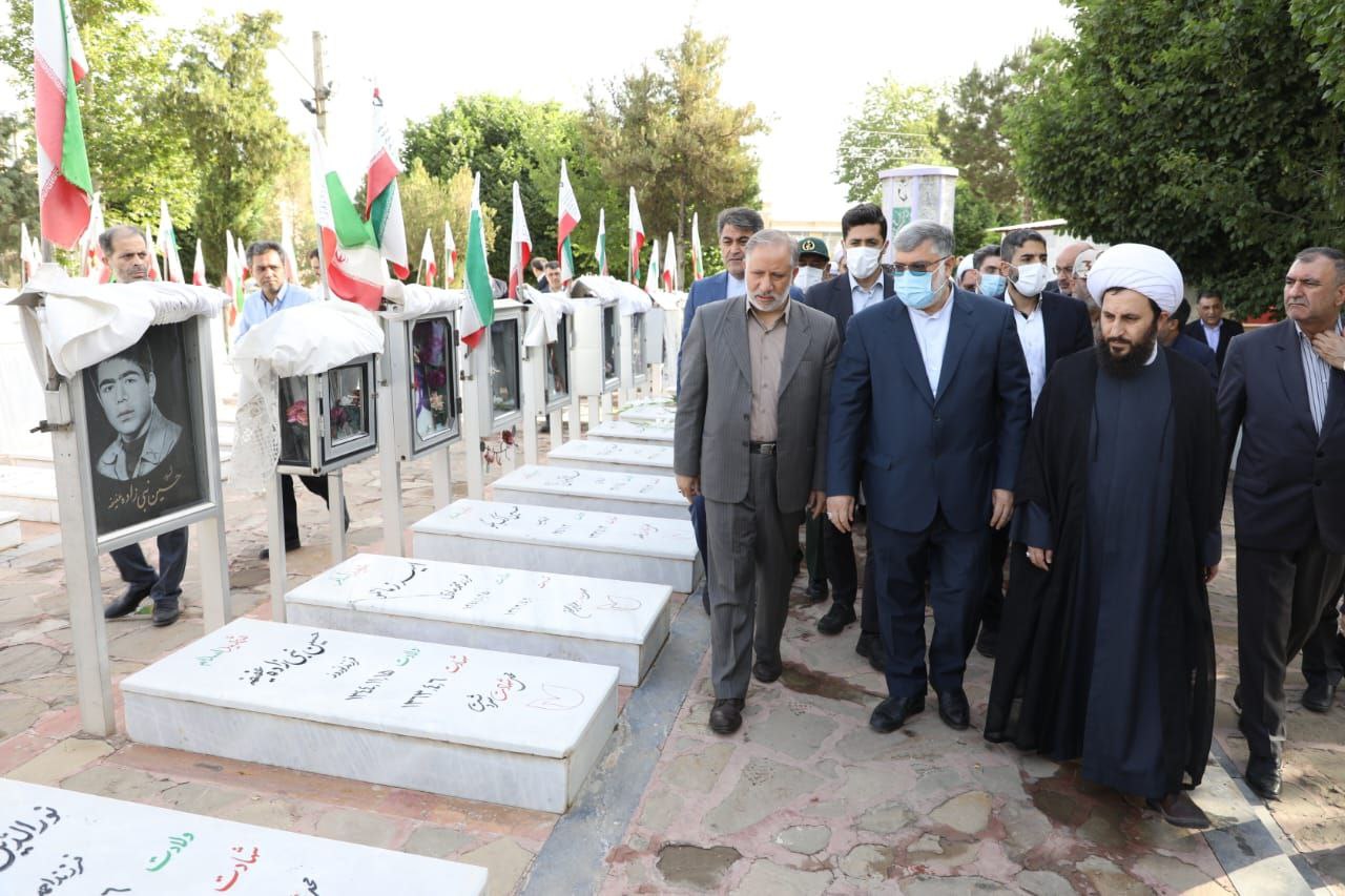 ادای احترام استاندار آذربایجان غربی به مقام شامخ شهدای شهرستان خوی