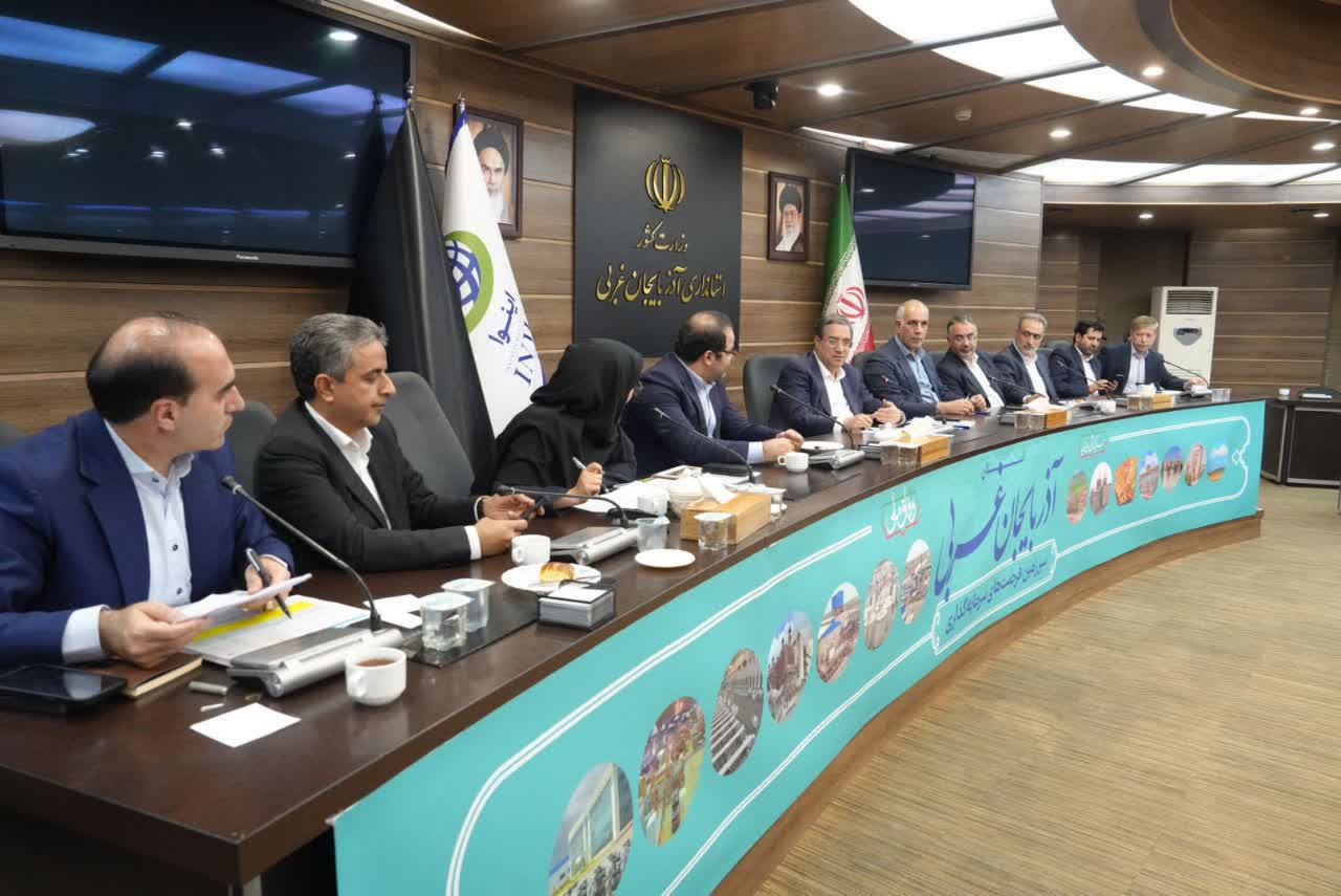 حضور "غلامحسین آزاد" فرماندار ویژه شهرستان خوی در جلسه تامین مالی طرحهای واحدهای تولیدی آذربایجانغربی به ریاست مقام عالی استان