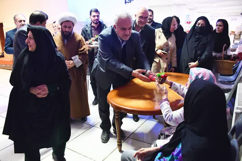 حضور امام جمعه و "غلامحسین آزاد" فرماندار ویژه شهرستان خوی در موسسه خیریه سالمندان مهر کوثر خوی