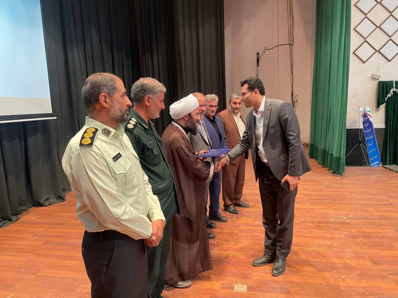 برگزاری مراسم گرامیداشت هفته دولت و تجلیل از کارمندان نمونه شهرستان خوی