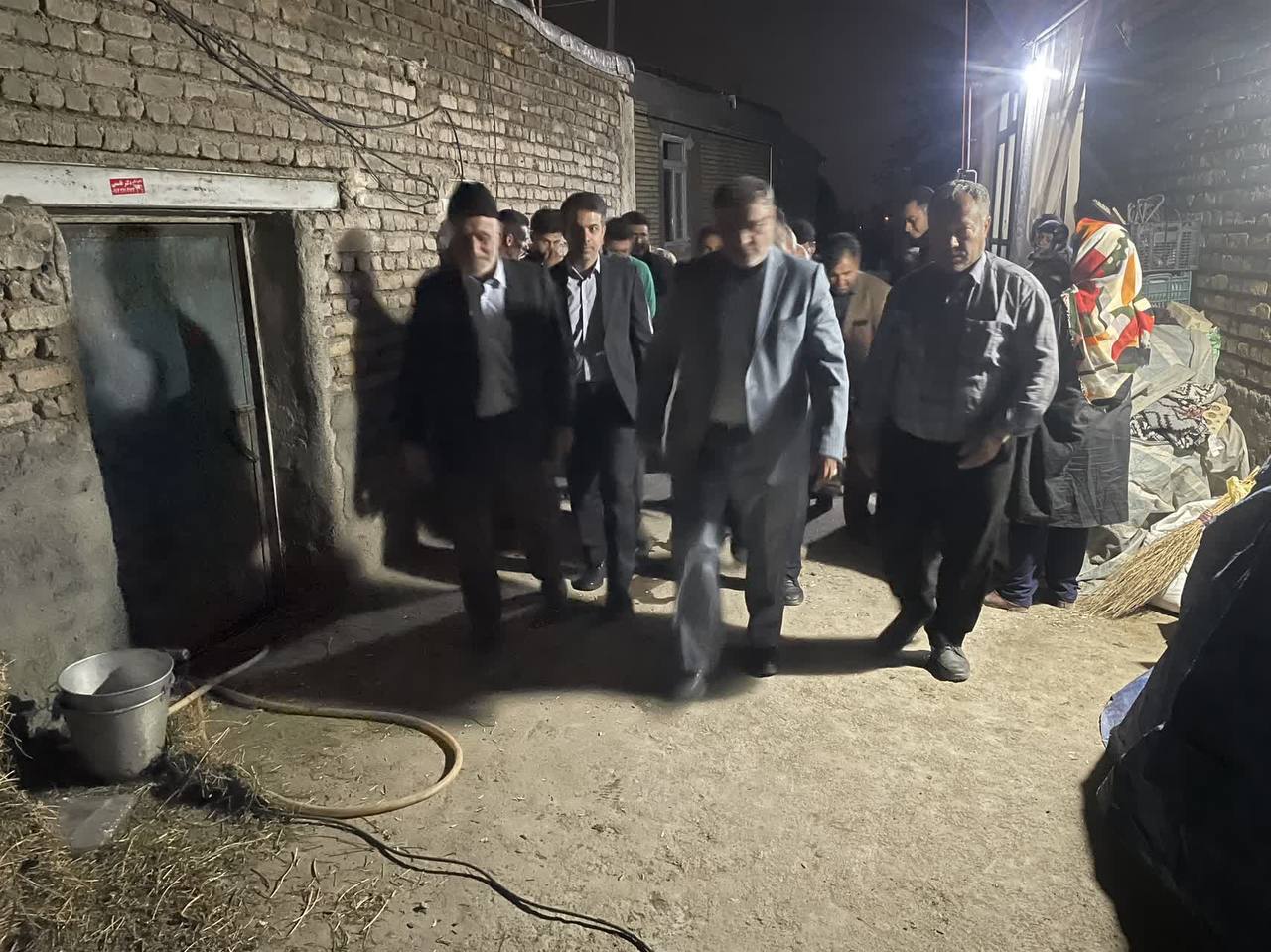 بازدید شبانه فرماندار ویژه خوی از روستای گنبد