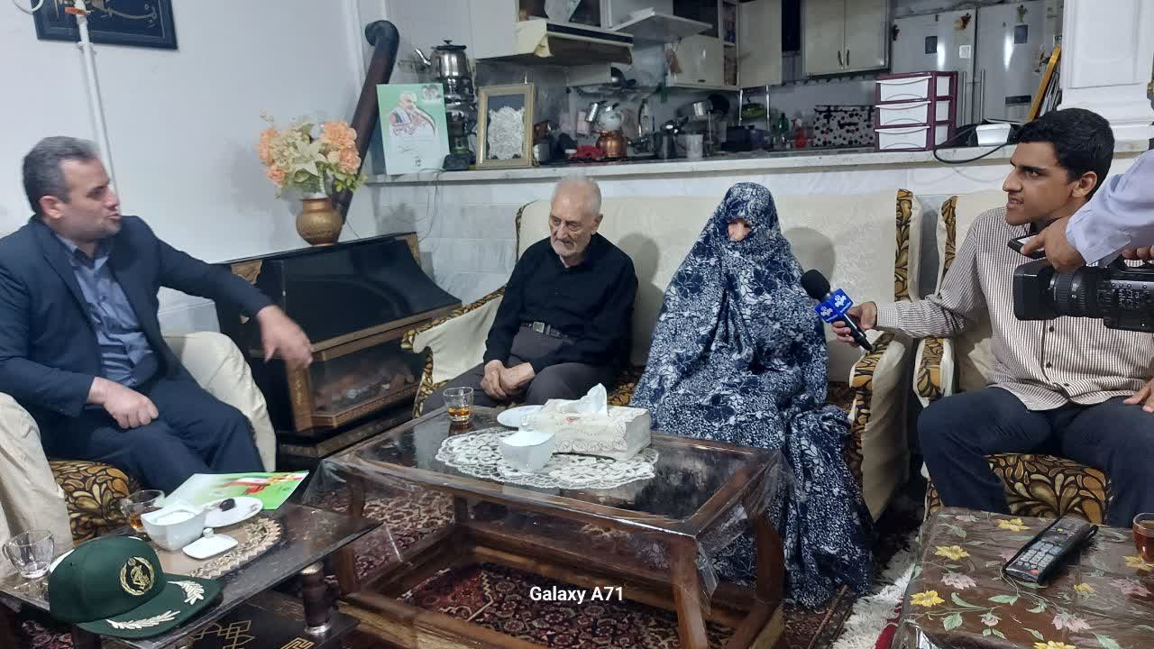 فرماندار خوی با خانواده شهیدان بهفر و حاجی قلیزاده دیدار کرد