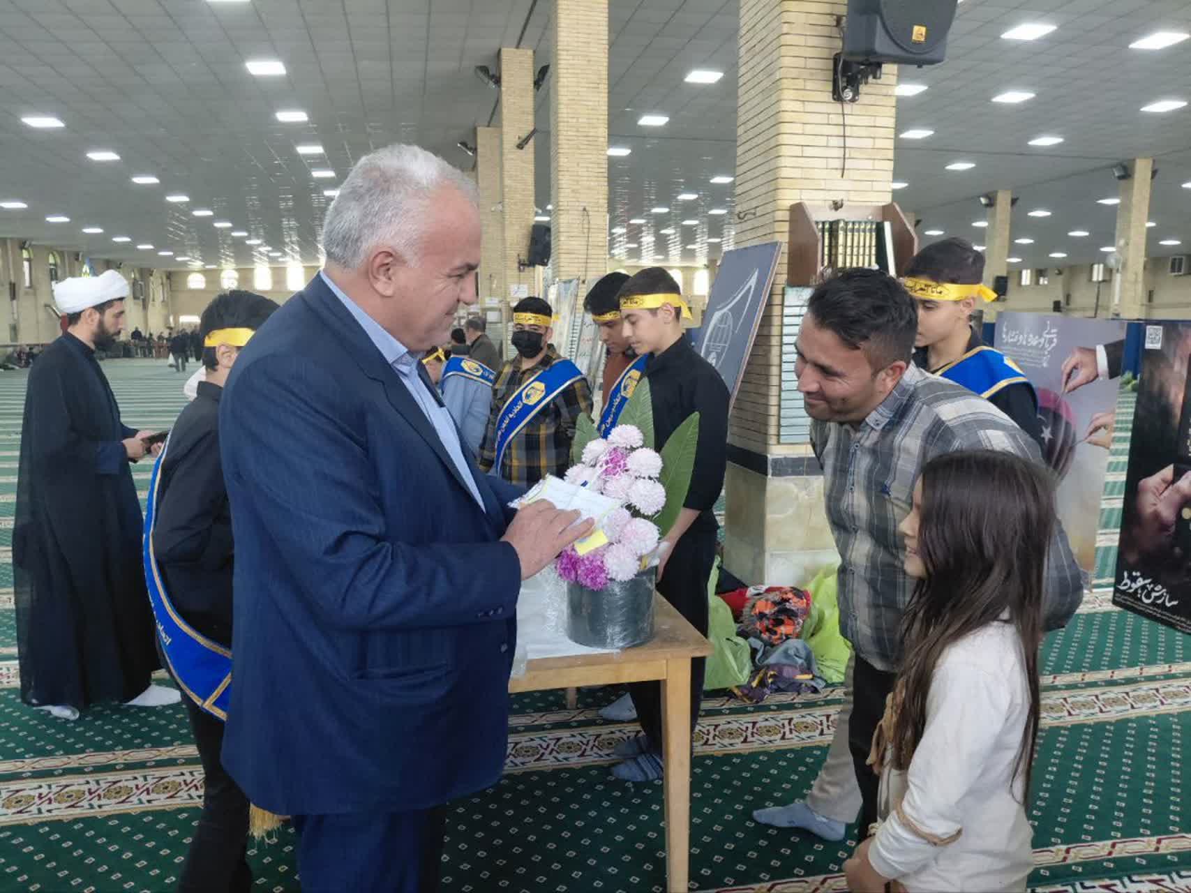 تجلیل از فرماندار با دو شاخه گل