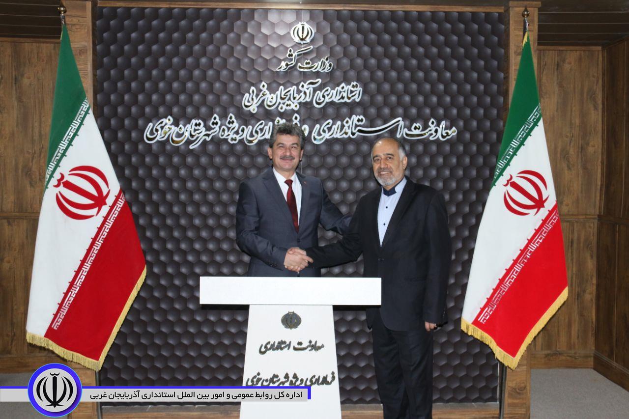 امضاء دفتر یادبود فرمانداری شهرستان خوی توسط سفیر ترکیه در ایران